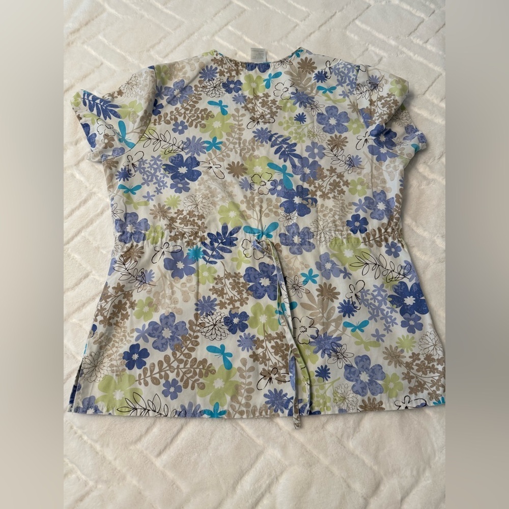 SB Scrubs Floral Print Top with Blue and Cream Size M - Picture 4 of 7